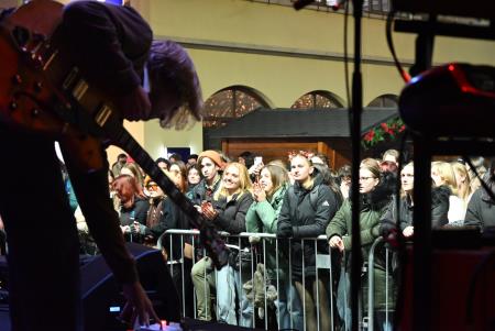 Včeraj je prvi koncert Pravljičnega Kamnik privabil število obiskovalcev (59)